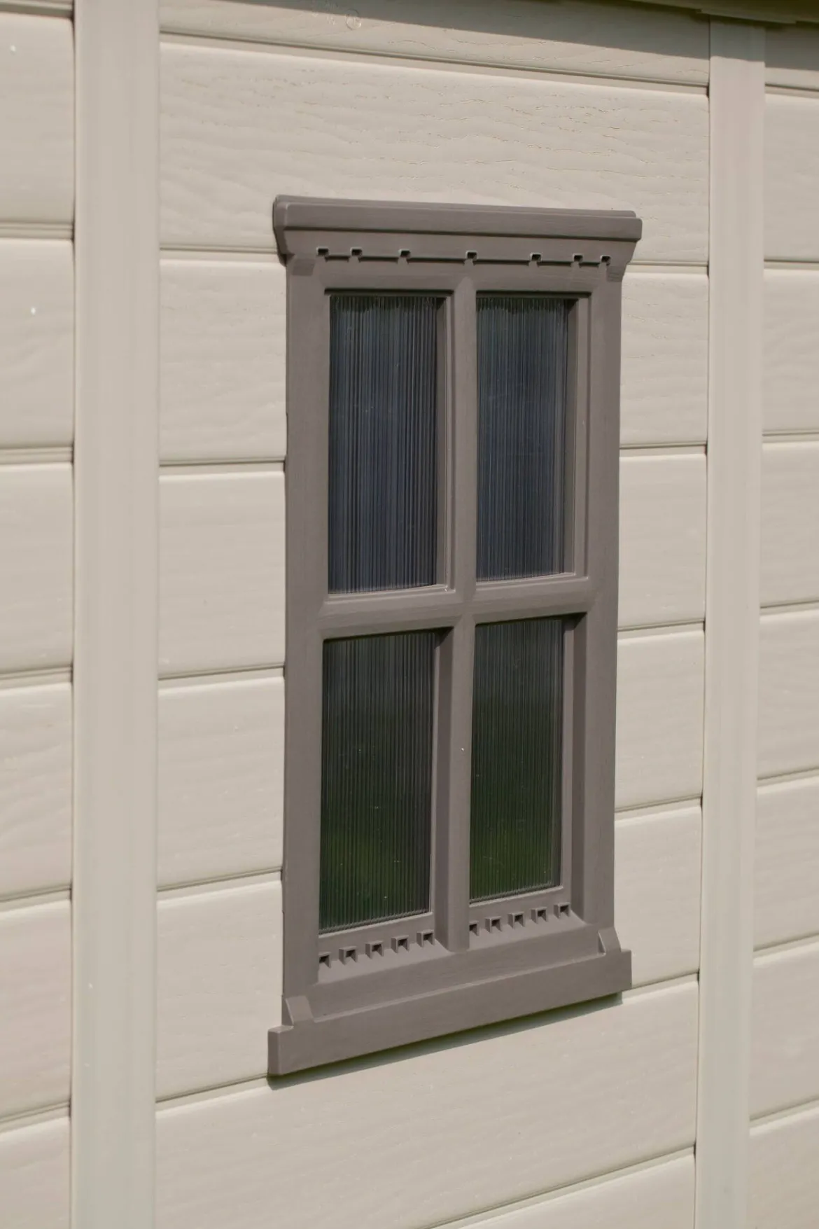 Casetta da Giardino Beige Nero Resistente Agli Agenti Atmosferici Presenza Finestre 257x182x243h cm, Tetto a due Falde - Vandalia