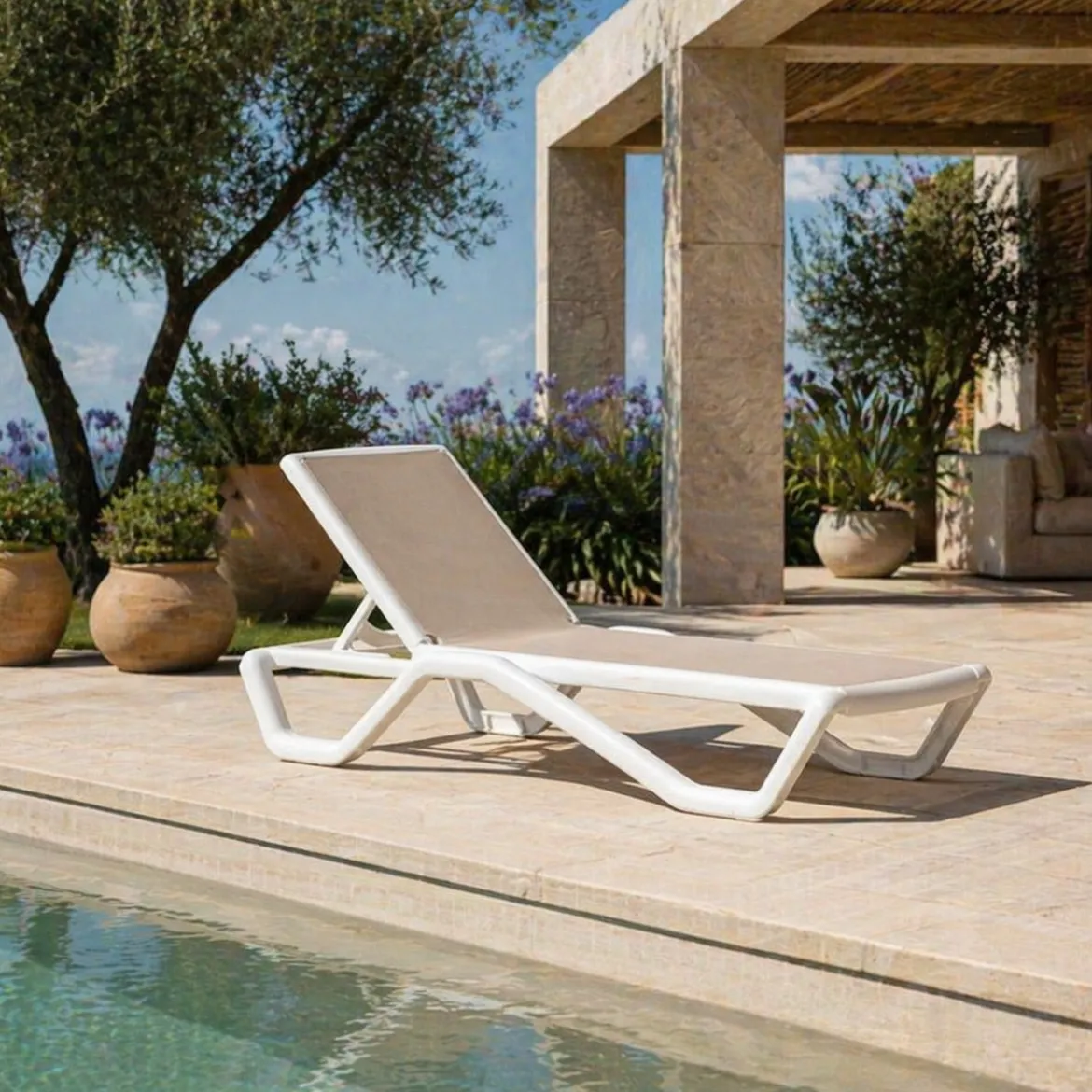 Lettino Prendisole Bianco Beige Impilabile, Regolabile 4 Posizioni Peso Supportato 120 kg 191x57x90h cm, Schienale Regolabile Made in Italy - Rochelle