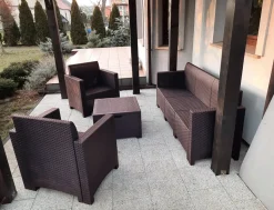 Salotto da esterno 5 posti e 1 tavolo effetto rattan marrone - Admiral