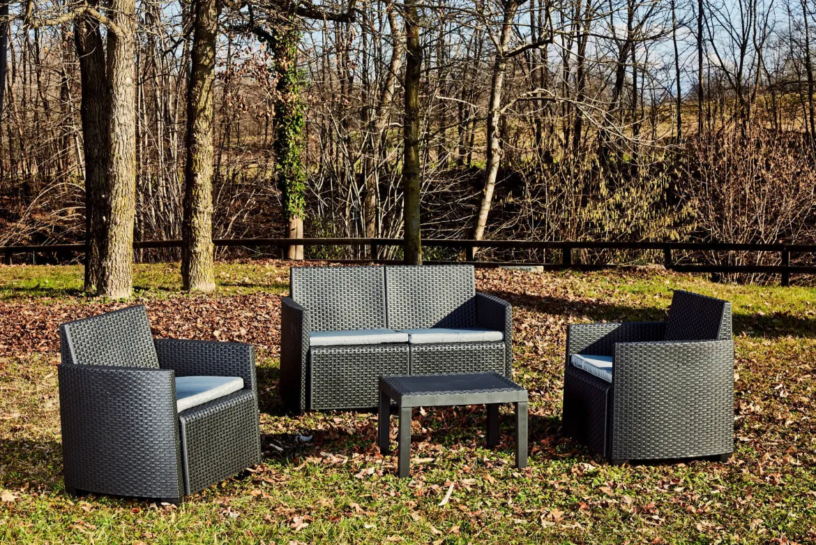 Set salotto da esterno Sassari, Set da giardino con cuscini composto da 2 poltrone, 1 divano a due posti e 1 tavolino, Salottino indoor, 100% Made in Italy, Antracite, con 8 cuscini