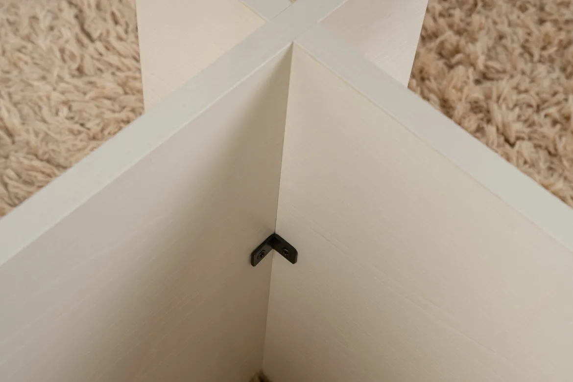 Tavolino da Salotto Bianco Portariviste Forma Rettangolare 105x65x40h cm, Materiale Piano in Vetro - Azriel